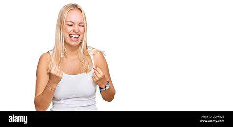 Jeune fille blonde portant un style décontracté avec une chemise sans