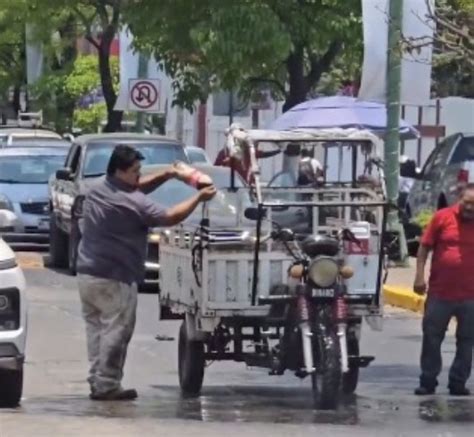 VIDEO Solo en México Hombre es viral por apagar incendio de una moto