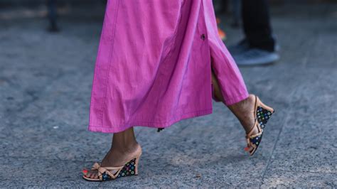 Zapatos de tacón con cuña en tendencia para el verano 2023 Vogue