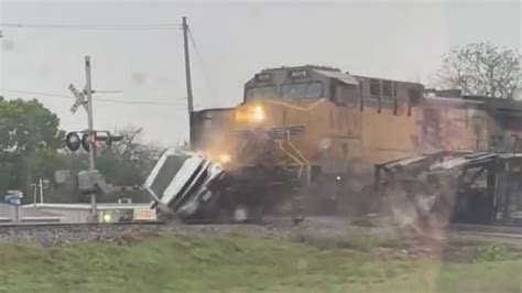 Captan momento cuando un tren choca contra un camión de 18 ruedas en