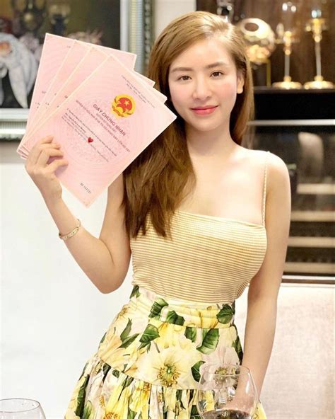 Hot girl Hà Nội mặc váy quây gây tranh cãi trong tiệc cưới Người đẹp