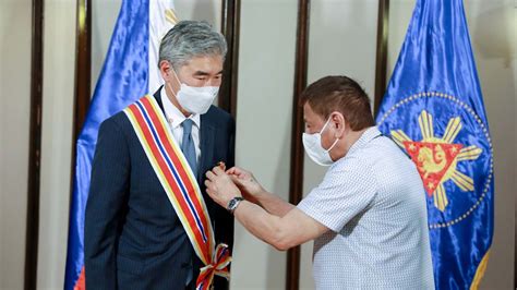 Us Ambassador Sung Kim Ginawaran Ng Order Of Sikatuna Ni Pangulong Duterte Rmn Networks