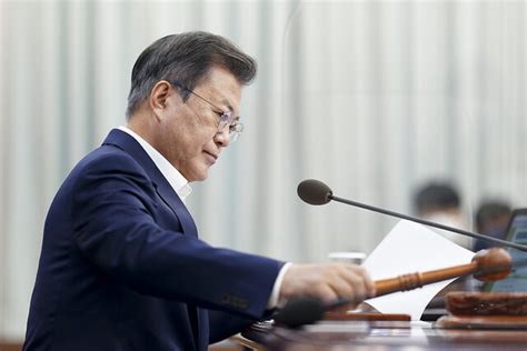 문 대통령 시민 ‘모욕죄 고소 취소“감내해야 한다는 지적 수용” 청와대 정치 뉴스 한겨레