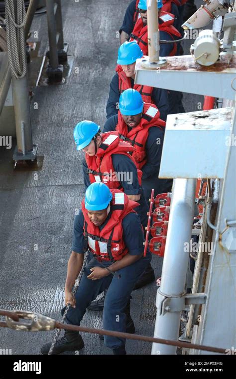 I Marinai Si Imbarcano A Bordo Del Cacciatorpediniere Missilistico