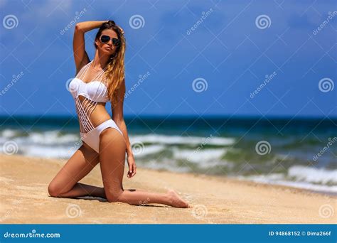 Modelli In Bikini Bianco Che Posa Alla Spiaggia Fotografia Stock