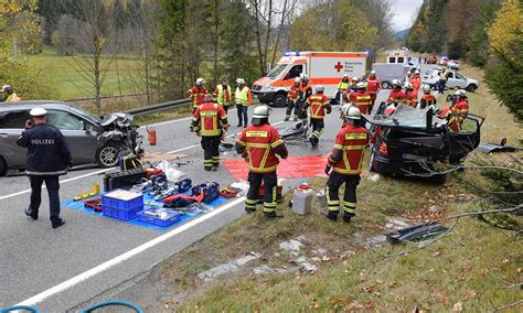 B Mittenwald Schwerer Unfall Auf Der B Frau Ger T Mit Auto In