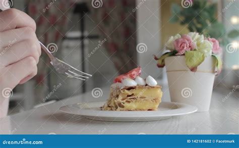 Millefeuille Franc S Cl Sico Del Postre En Un Tablero De Madera Torta