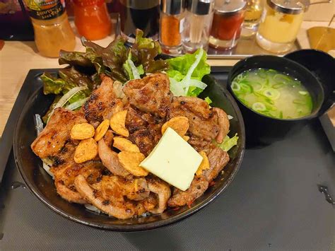 【食楽検証】衝撃の肉々しさに悶絶！『伝説のすた丼屋』の「特選厚切り牛ステーキすた丼」を食べてみた｜ニフティニュース