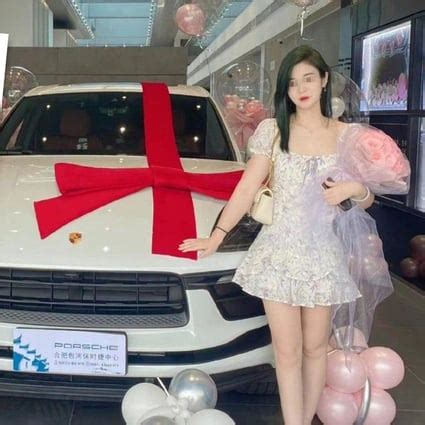 Hot girl Trung Quốc bị ném đá vì khoe sắm xe sang