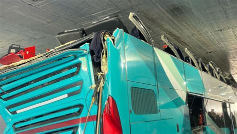 Autobús Se Accidenta En Bajopuente De Viaducto Hay Al Menos 16 Heridos Saber Politico