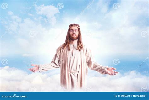 Jesus Christ Con Los Brazos Abiertos Contra El Cielo Nublado Imagen De