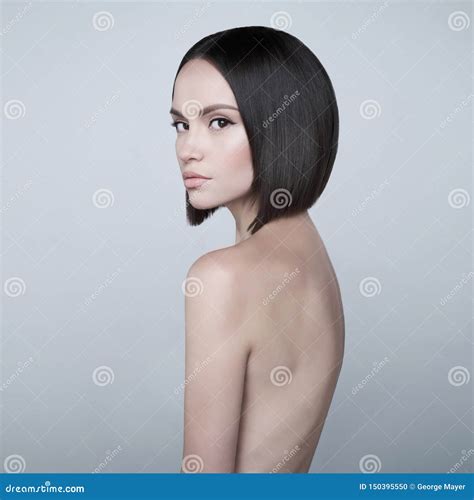 Manier Mooi Brunette Met Kort Kapsel Zij Is Bang Stock Foto Image Of Gezondheid Vrij