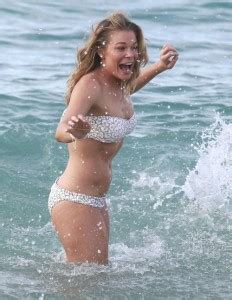 LeAnn Rimes Showing Off Her Bikini Body In Hawaii Celeb Dirty Laundry