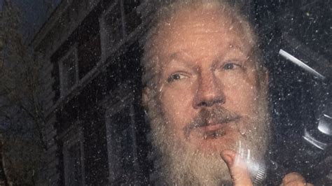 Julian Assange Arrestan Al Fundador De WikiLeaks En La Embajada De