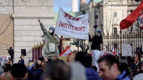 Miles De Personas Se Manifiestan En Viena Contra El Confinamiento