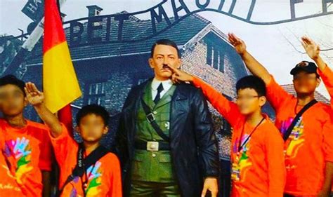 Indonesia Un Selfie Con Hitler Allentrata Di Auschwitz La Trovata