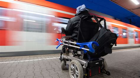 München Rollstuhlfahrer stürzt am Bahnhof Giesing auf S Bahn Gleis