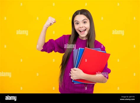 Cara emocionada Adolescente niña de escuela con libros de fondo