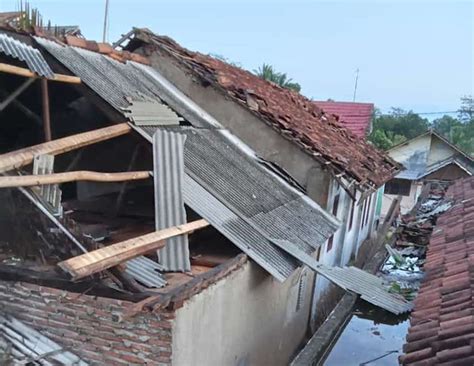 Ratusan Rumah Di Lampung Selatan Rusak Diterjang Puting Beliung