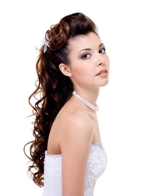 Free Photo Atractive Brunette Woman With Beauty Wedding Hairstyle
