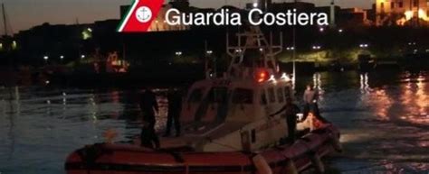 Lampedusa Un Barcone Con 250 Migranti A Bordo Si Ribalta Nel Canale Di