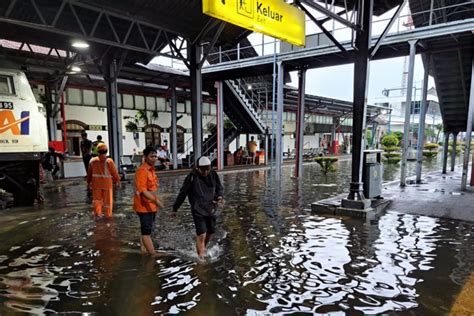 Terdampak Banjir Di Semarang Perjalanan Kereta Api Jalur Pantura