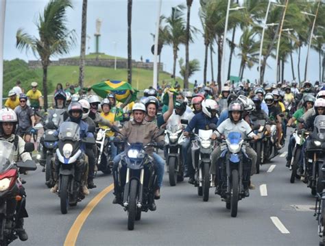 Roma Na Garupa Bolsonaro Circula Pelas Ruas De Salvador E