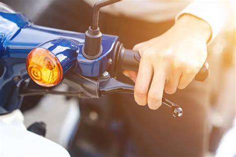 Tips Mengerem Motor Matic Yang Benar Dan Aman Astraotoshop