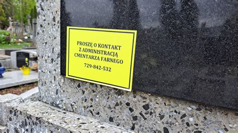 Żółte karteczki na pomnikach trwa inwentaryzacja Cmentarza Farnego w