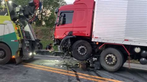 A Gazeta Motorista morre em batida entre carro e caminhão na BR 101