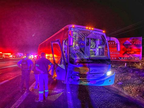 Accidente Carretera Gdl Colima En El Crucero De Cuauhtémoc Deja Tres