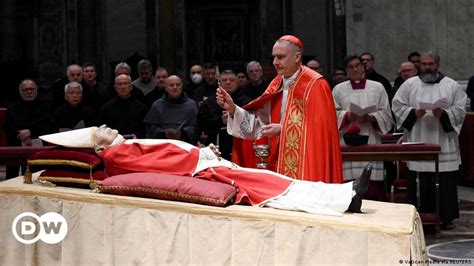 Pope Benedict Lies In State At The Vatican Dw