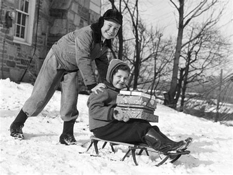 18 Vintage Christmas Photos From The 1940s And 1950s That Will Make You