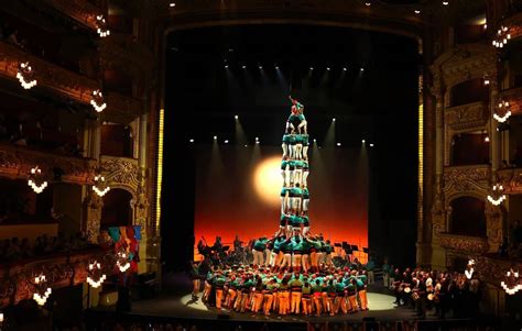 Els Castellers De Vilafranca Omplen El Liceu I Enlairen El Primer