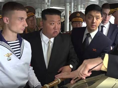 金正恩在俄防長陪同下登上俄羅斯太平洋艦隊護衛艦 Rthk