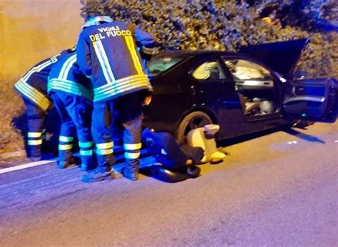 Incidente Lungo La Flaminia Conducente Rimane Incastrato Tra Lamiere