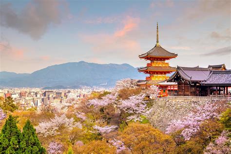 Templo Kiyomizu Dera Y Temporada De Flor De Cerezo Primavera En Kyoto