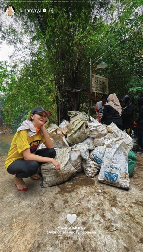 Potret Luna Maya Ikut Bersihkan Sungai Ciliwung