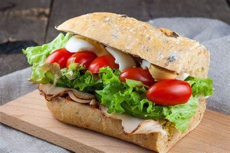 Broodje Gerookte Kipfilet Met Rode Pesto Sandwich Ideeën Broodje