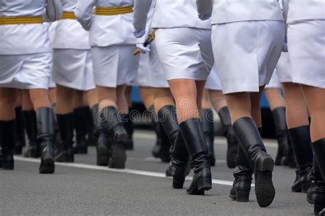 Desfile Militar Y Muchachas Como Miembros De Las Fuerzas Armadas Y De