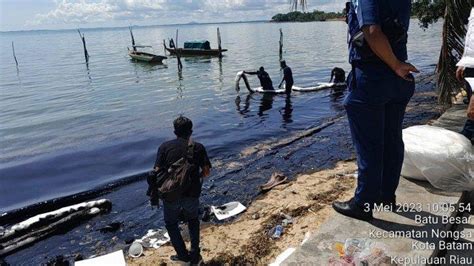 Polda Kepri Telusuri Asal Limbah Minyak Di Pantai Nongsa Tunggu Uji