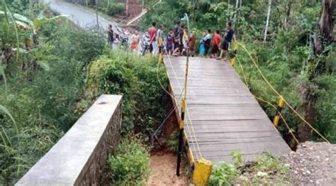 Jembatan Darurat Penghubung Antar Kabupaten Di Trenggalek Putus Total