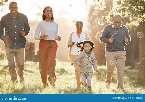 Estacionar Corriendo E Hijos Con Padres O Abuelos En El Campo De C Sped