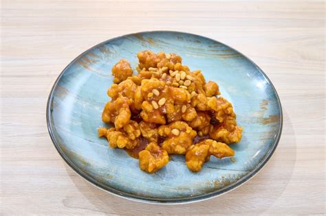 Premium Photo Chinese Fried Chicken With Pine Nuts
