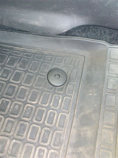 Крепление ковриков в салоне — Opel Astra J, 1,6 л, 2013 года ...