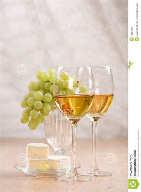 Manojo De Uvas Y De Vino Blanco Foto De Archivo Imagen De Amarillo