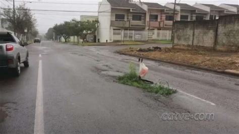 Improviso Moradores Sinalizam Buraco Madeiras E Sacolas No Coqueiral