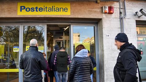 In Coda Alle Poste Pur Di Uscire Di Casa La Denuncia C Chi Chiede