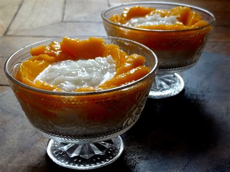 Le riz gluant à la mangue et lait de coco est un dessert traditionnel