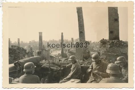 Foto Soldaten Der Wehrmacht Auf Einem Lkw In Ruinen Einer Stadt In